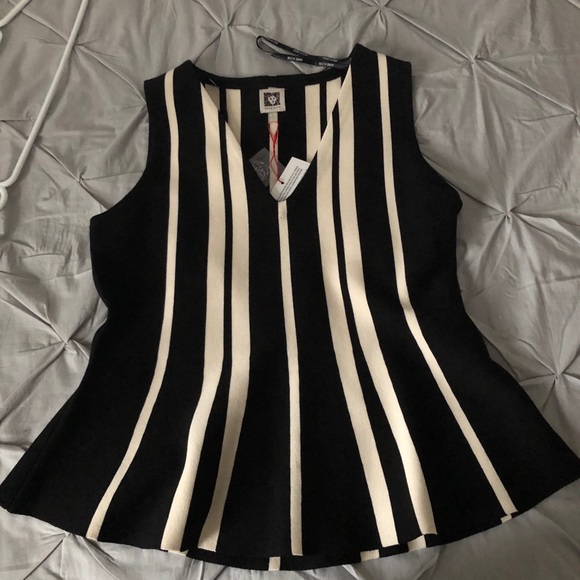 Anne Klein Tops - 💥 HOST PICK 💥 ANNE KLEIN Anne V-neck sleeveless size SP